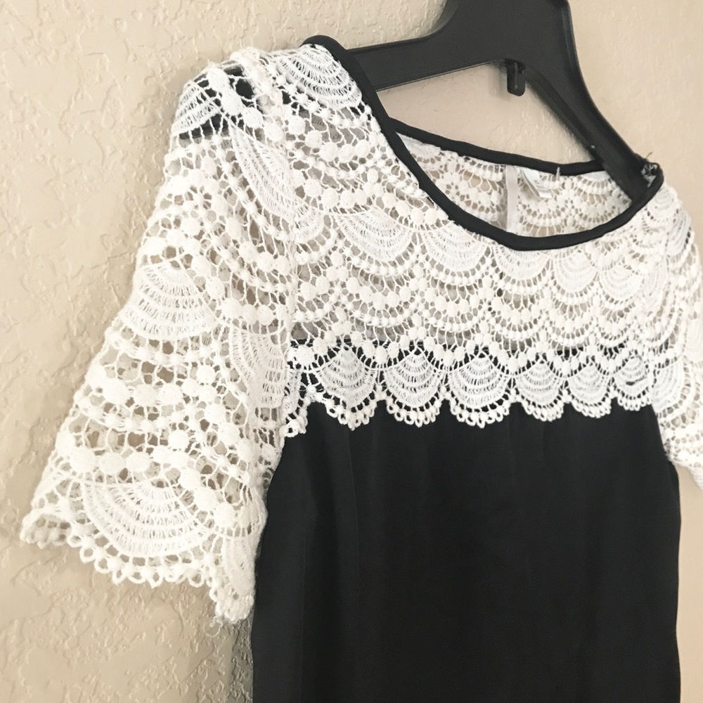 💋 3 for $30 | LC Lauren Conrad Lace and Black Top